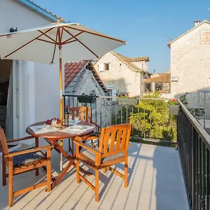 https://apartments-zlatin-dvor.hotels-in-trogir.com