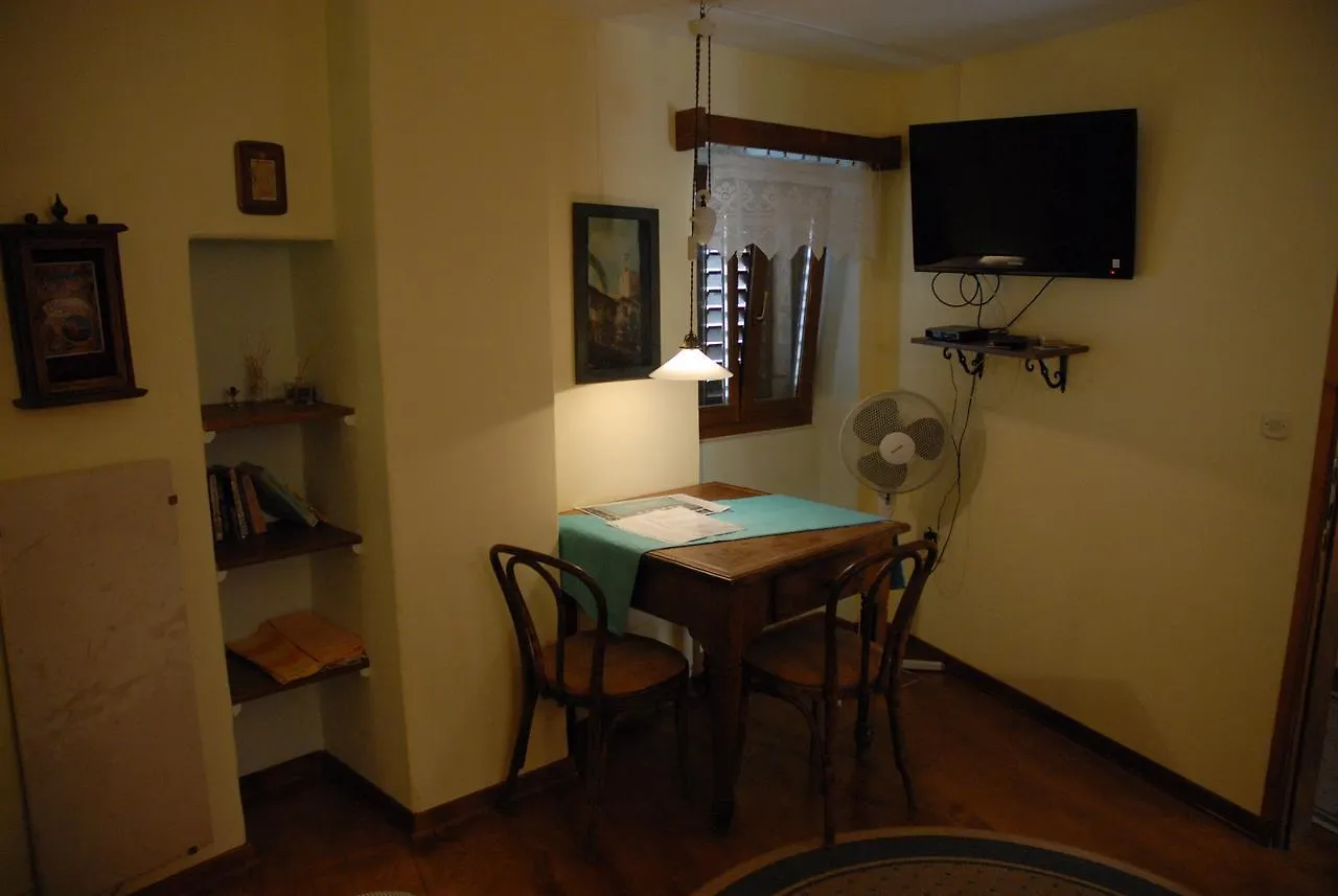 Kamene Price Rooms, Music And Food Apartman